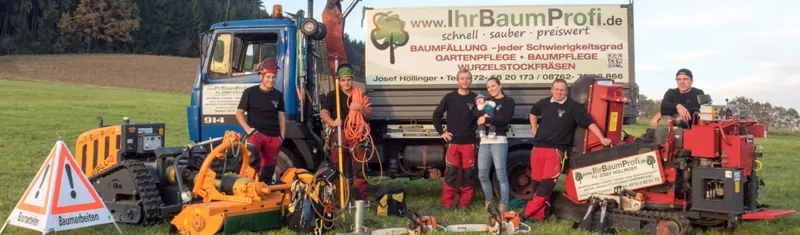 Mitarbeiter von IhrBaumProfi vor Lkw, Häcksler und Maschinen