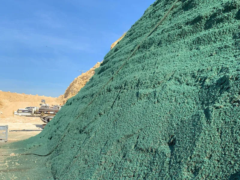 Steiler Hang in einer Kiesgrube, vollflächig mit grünem Hydromulch angespritzt