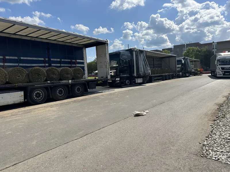 Lkw mit Rollrasen-Paletten beim Beladen