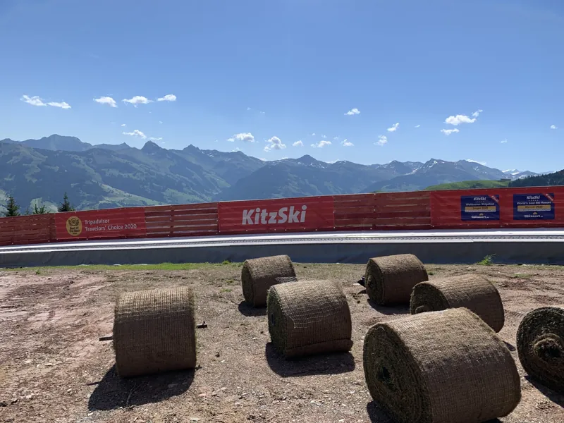Aufgerollte Rasenrollen auf einer Fläche vor Alpenpanorama