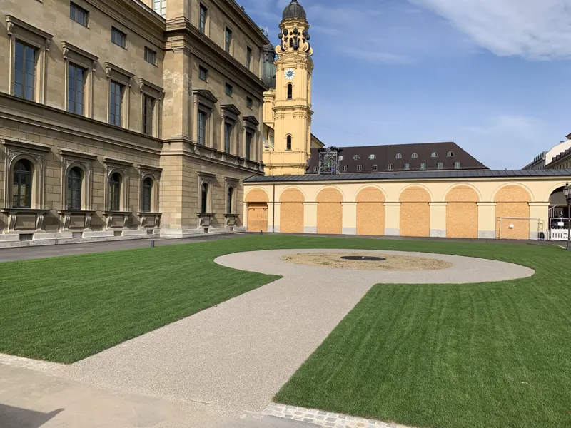 Frisch verlegte Rasenflächen vor historischer Fassade mit der Theatinerkirche in München